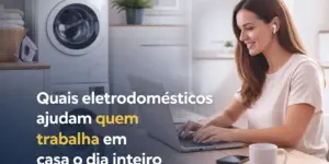 Mulher usando laptop com fones em casa moderna, praticidade e foco