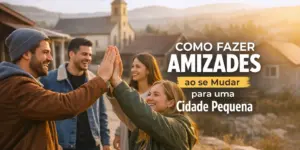 Jovens ao ar livre comemorando, com uma igreja e colinas ao fundo ao pôr do sol