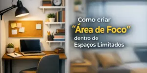 Área de foco com notebook, mesa e mural, decorada para estudo.