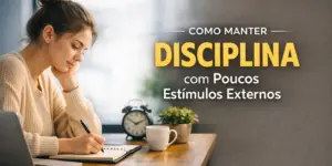 Mulher escreve em caderno sobre educação financeira com foco em disciplina em 2026