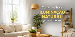 Sala de estar iluminada com sofá bege, mesa de madeira e plantas.