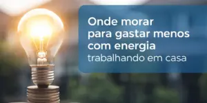 Lâmpada sobre moedas com texto sobre como gastar menos energia em home office