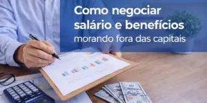 Pessoa com gráficos e notas, negociando salário morando fora das capitais