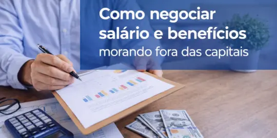 Pessoa com gráficos e notas, negociando salário morando fora das capitais