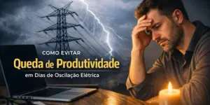 Homem preocupado com laptop em mesa e vela acesa durante oscilação elétrica