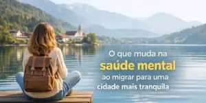 Mulher em um píer com lago tranquilo ao fundo simbolizando impacto da mudança para cidade tranquila.